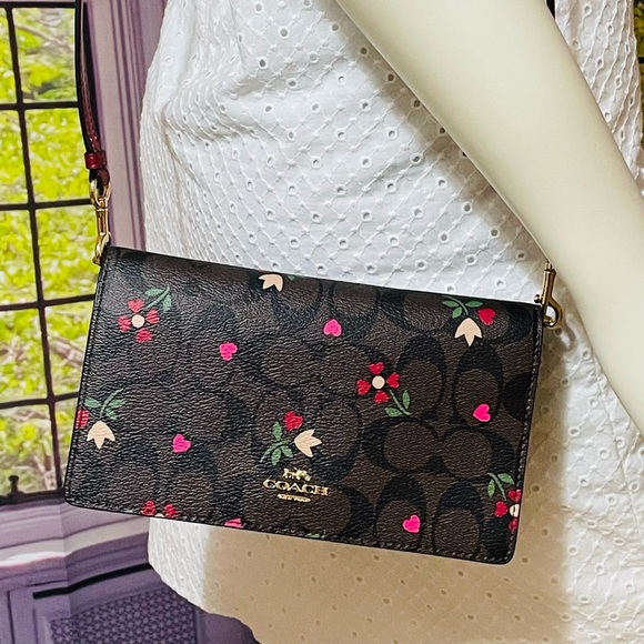 NWT Coach Anna Foldover Clutch Crossbody in Signature Canvas with heart print - Picture 3 of 13
